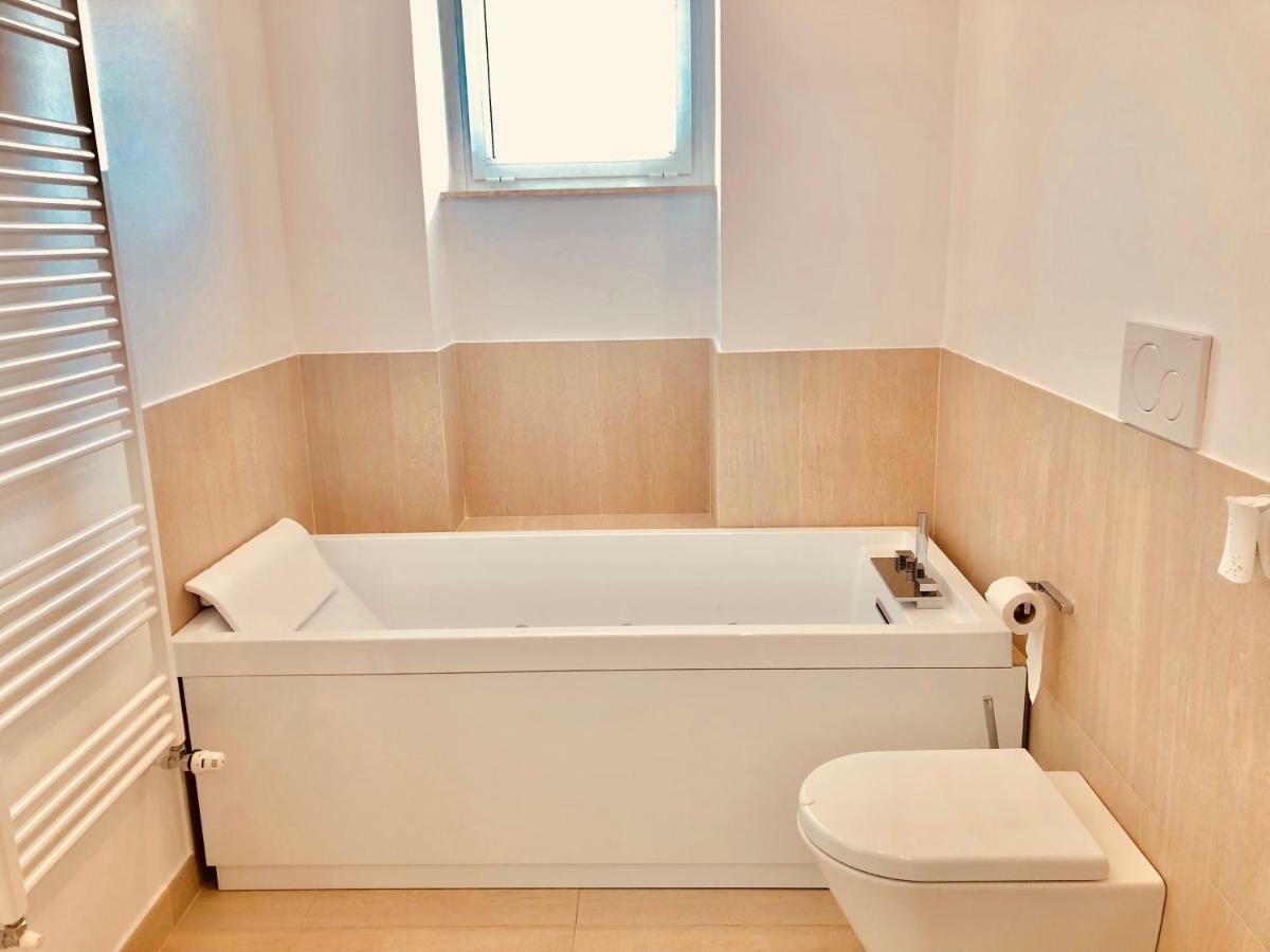 Ferienwohnung Attico Palazzo Di Vetro Luino Exterior foto