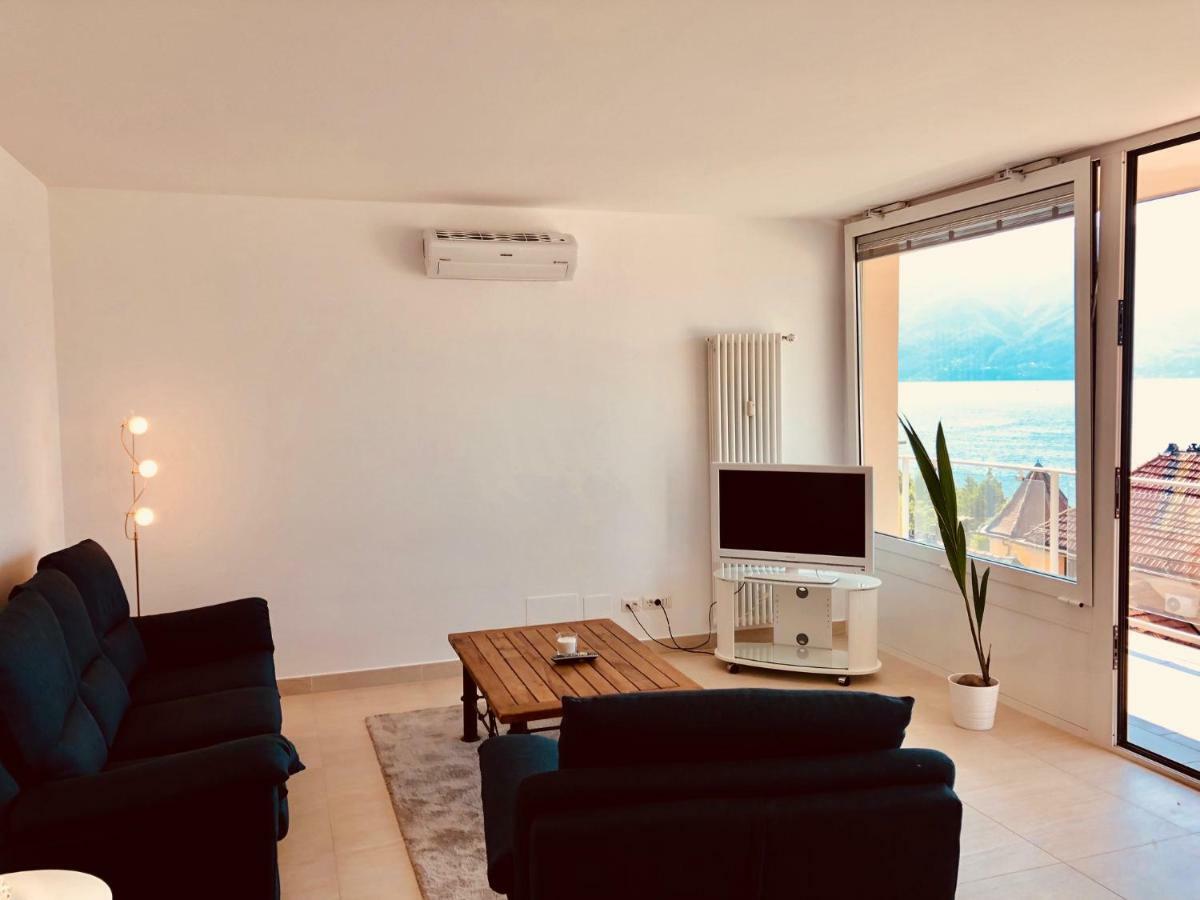 Ferienwohnung Attico Palazzo Di Vetro Luino Exterior foto
